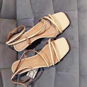 A NEW DAY WOMEN'S STRAPPY SANDAL. CREAM COLOR. 11/ NWT